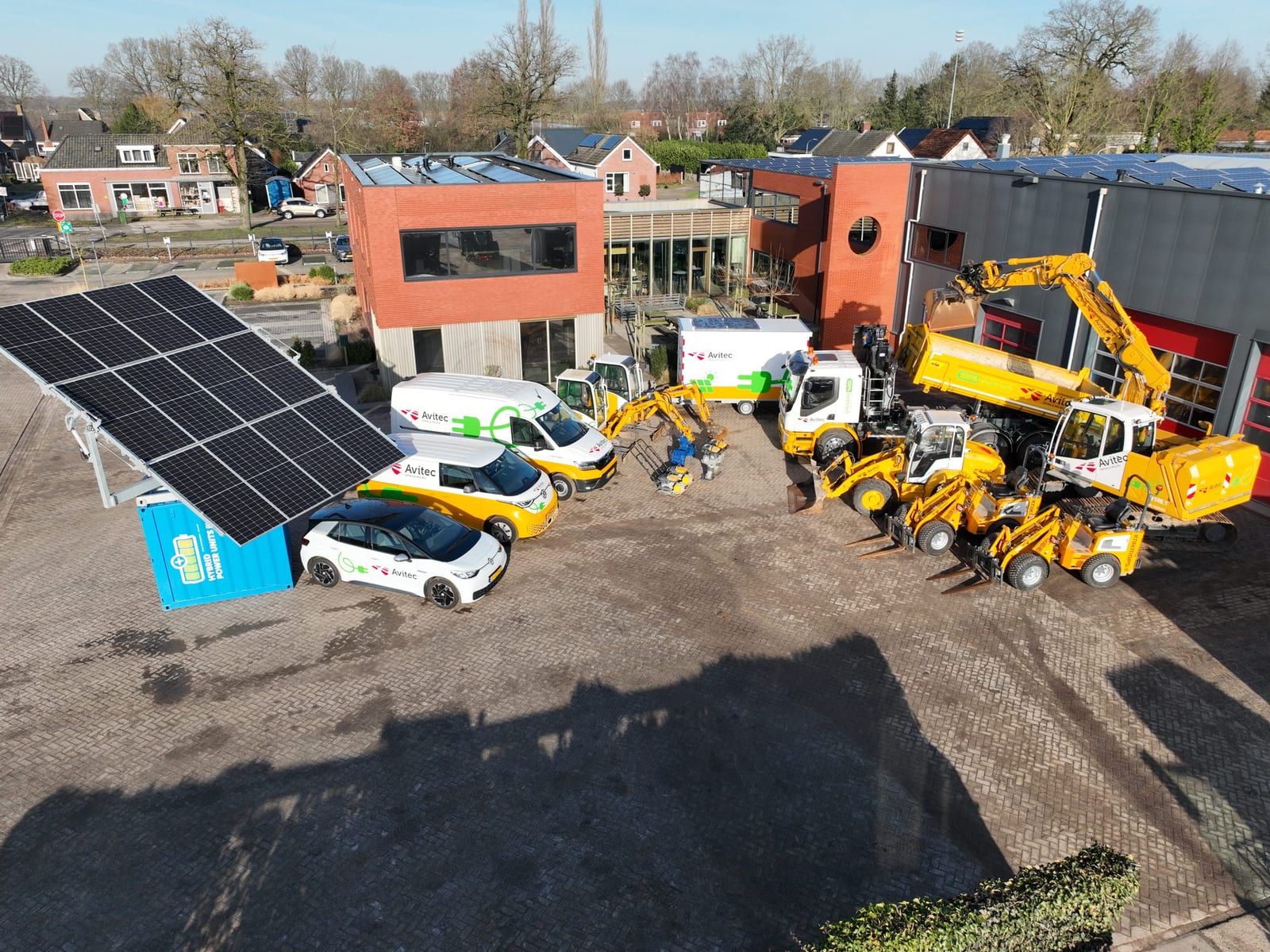 Bedrijfspand en wagenpark van Avitec Infra